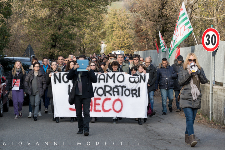 30 Novembre 2015 - Prima manifestazione presso la sede di via Torretta, Gaggio Montano, con la solidarietà dei commercianti e degli abitanti locali