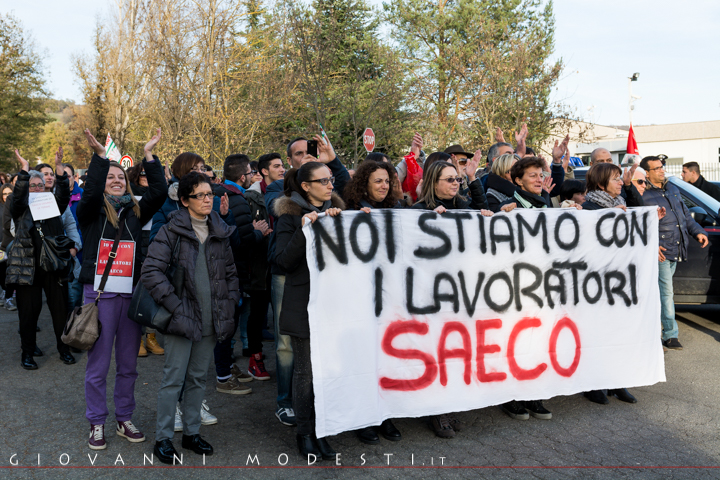 30 Novembre 2015  - Prima manifestazione presso la sede di via Torretta, Gaggio Montano, con la solidarietà dei commercianti e degli abitanti locali