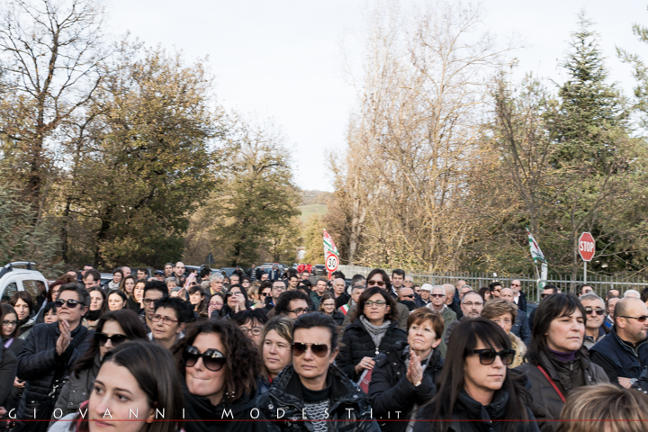30 Novembre 2015  - Prima manifestazione presso la sede di via Torretta, Gaggio Montano, con la solidarietà dei commercianti e degli abitanti locali